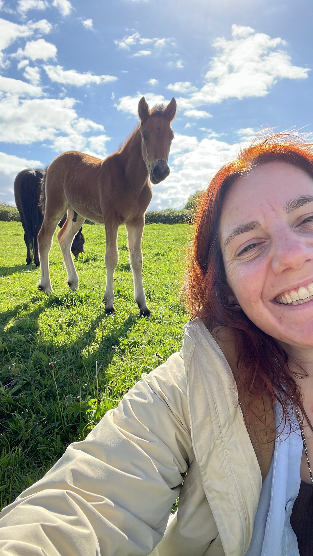 MariaNela con un potrillo en el campo