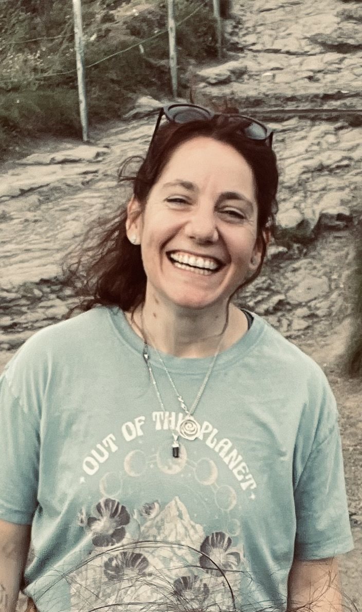 MariaNela Lell, sonriendo al aire libre