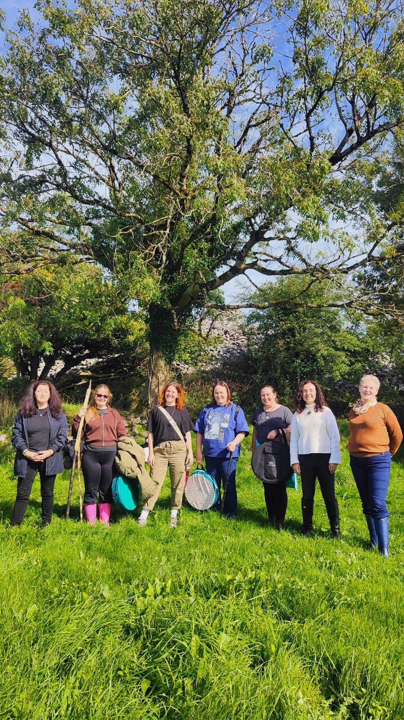 Grupo de formación chamánica bajo un árbol, con tambores