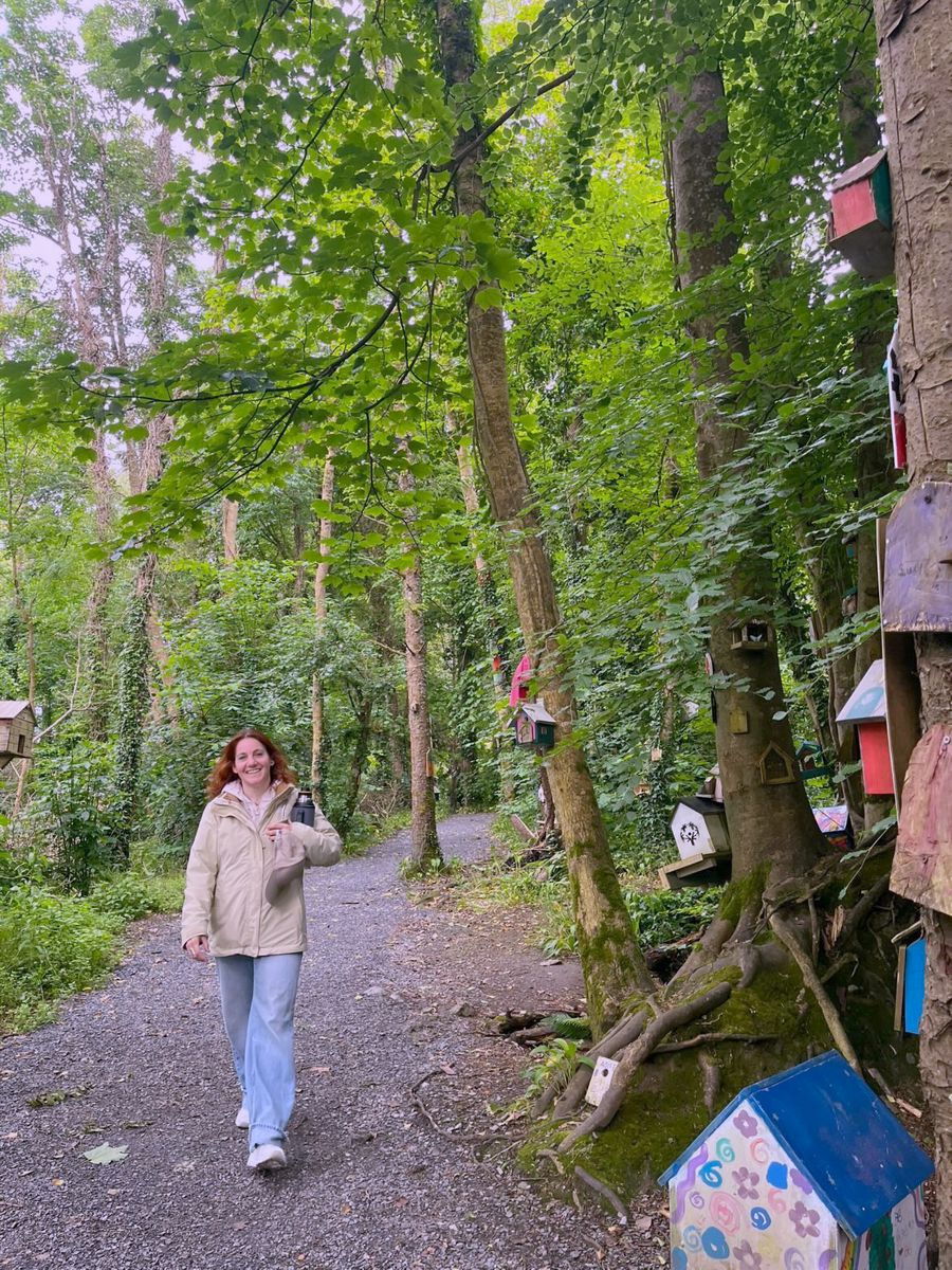 Nela caminando por un sendero de hadas en el bosque